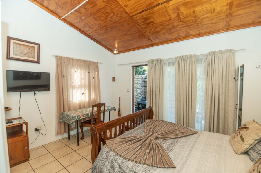 6 Bedroom Property for Sale in Bluewater Bay Eastern Cape